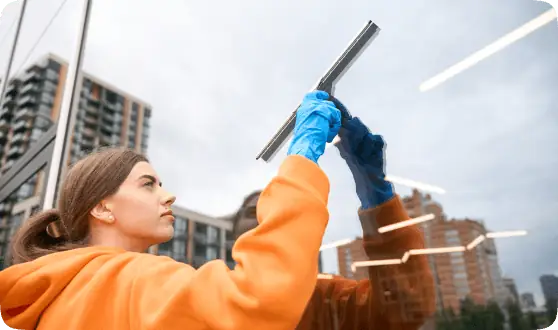 Limpiacristales pasando el haragán por una ventana exterior en Barakaldo