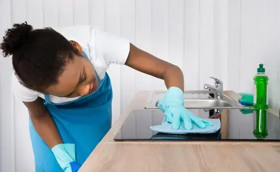 Limpiadora de Limpiezas Arrandi fregando la cocina de una vivienda en Barakaldo