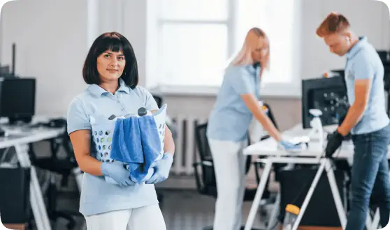 Equipo de limpieza de oficinas trabajando en un despacho de Barakaldo